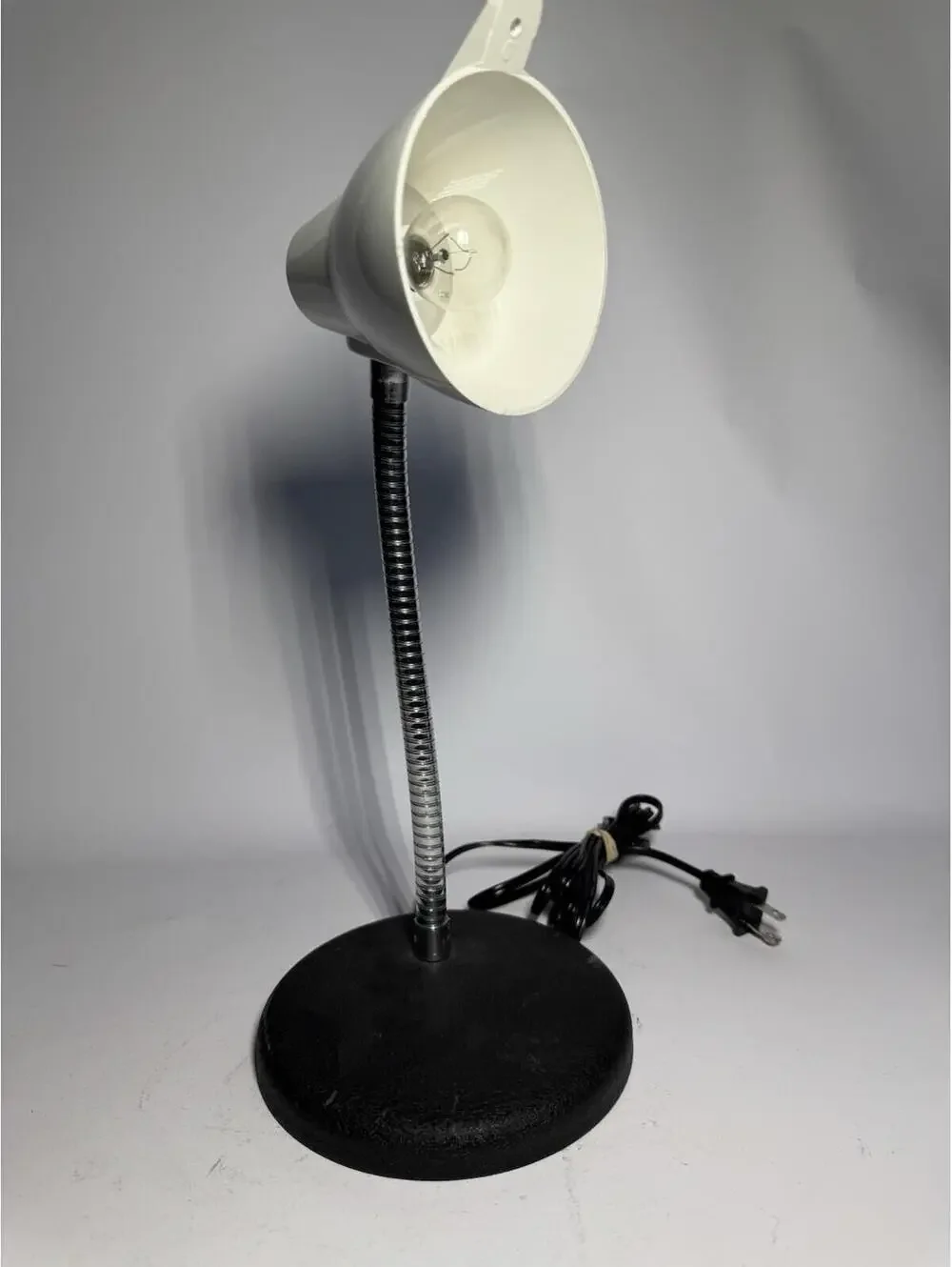 (RF) Vintage Adjustable Gooseneck Desk Lamp White Metal Shade Black Base Lamp